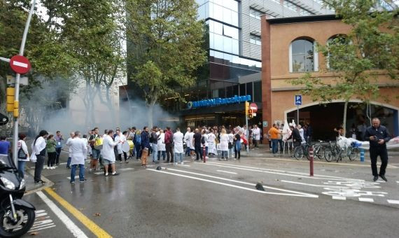 Unos 150 trabajadores protestan en Poblenou / METRÓPOLI ABIERTA