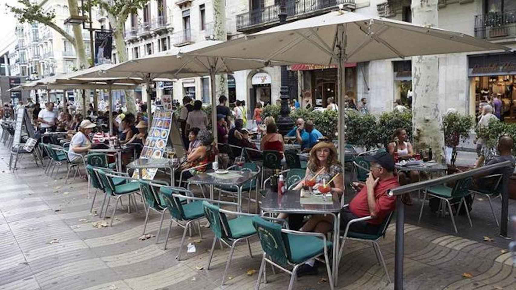 Turistas en una terraza de la Rambla de Barcelona / EFE