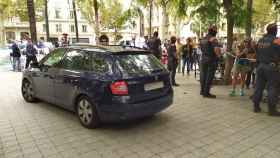 La niña abandona el consulado de Uruguay en un coche / EUROPA PRESS
