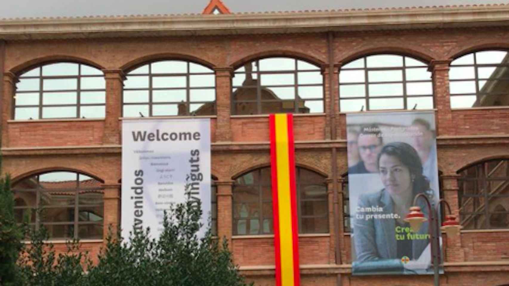 Una imagen de la bandera española colgada en la fachada de la Universidad Abad Oliva / TWITTER