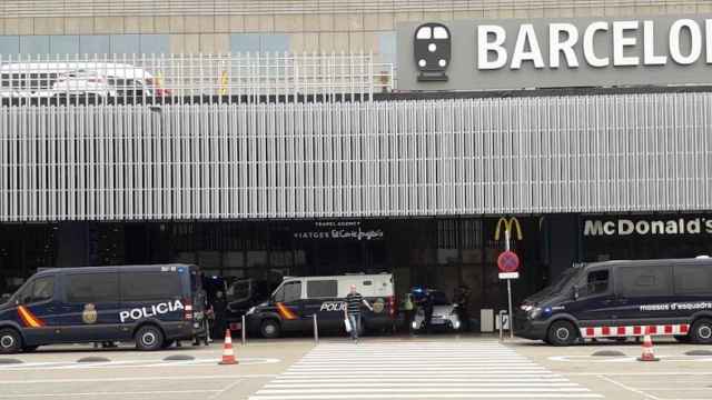 Despliegue policial en la estación de Sants de Barcelona por las posibles reacciones ante la sentencia del 'procés' /  @rossinyolnegre