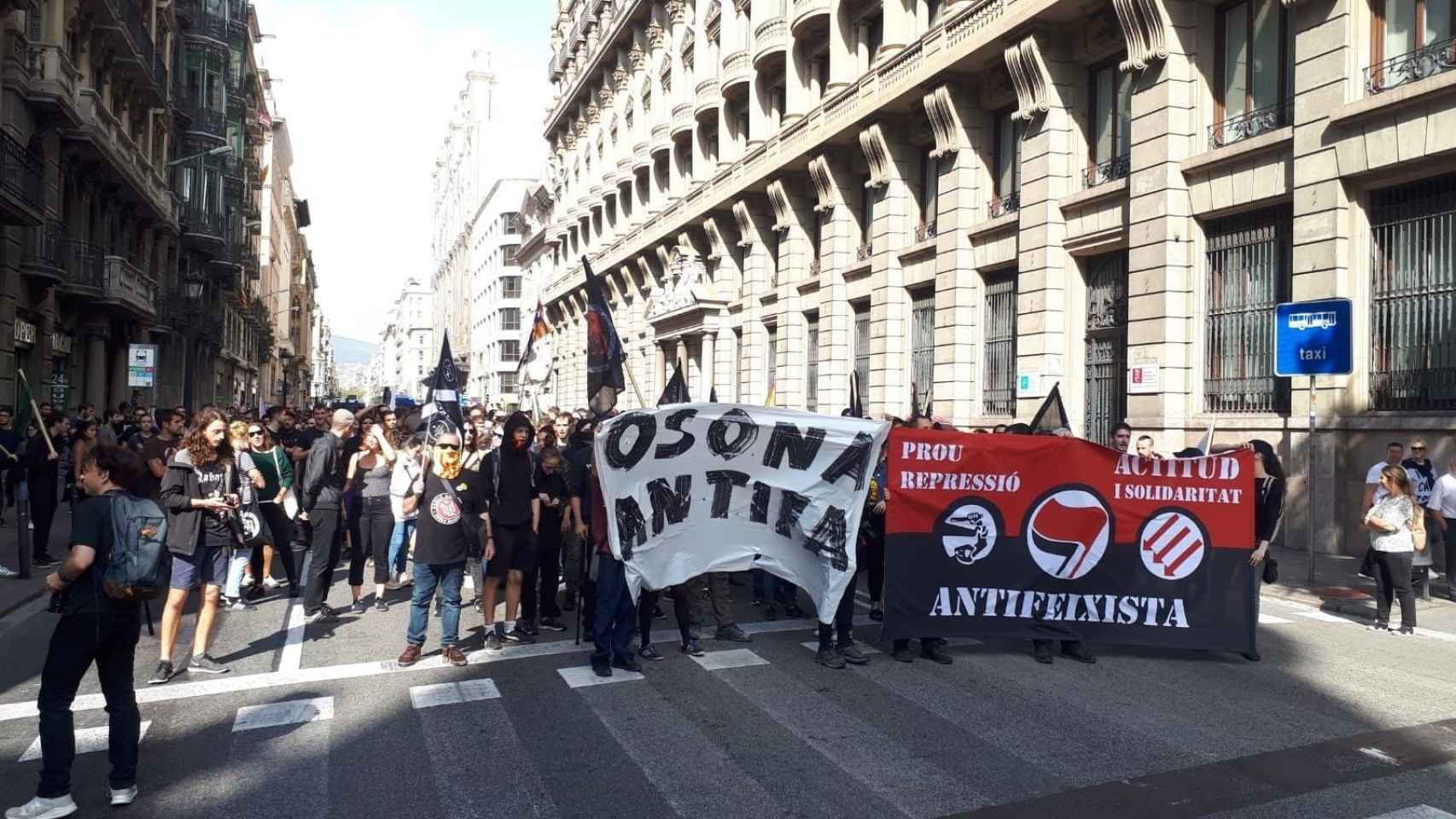Centenares de antifascistas se manifiestan en la via Laietana / PLATAFORMA ANTIFASCISTA BARCELONA vía TWITTER