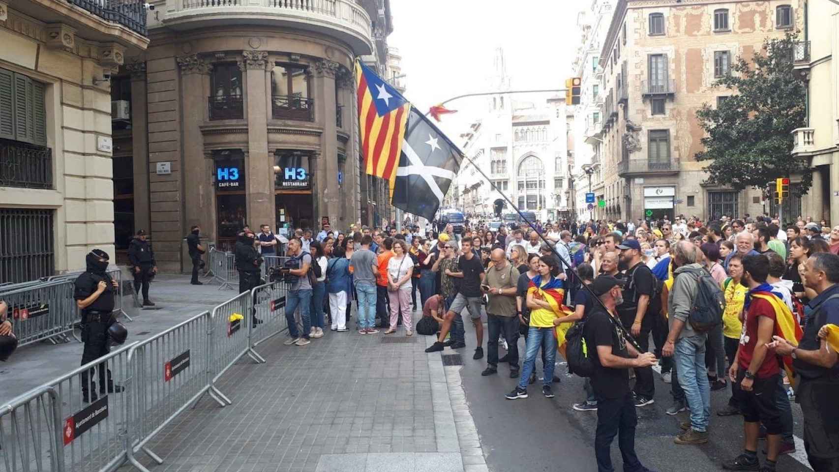 Manifestación independentista contra la sentencia del procés en frente de la Jefatura de la Policía Nacional / EUROPA PRESS