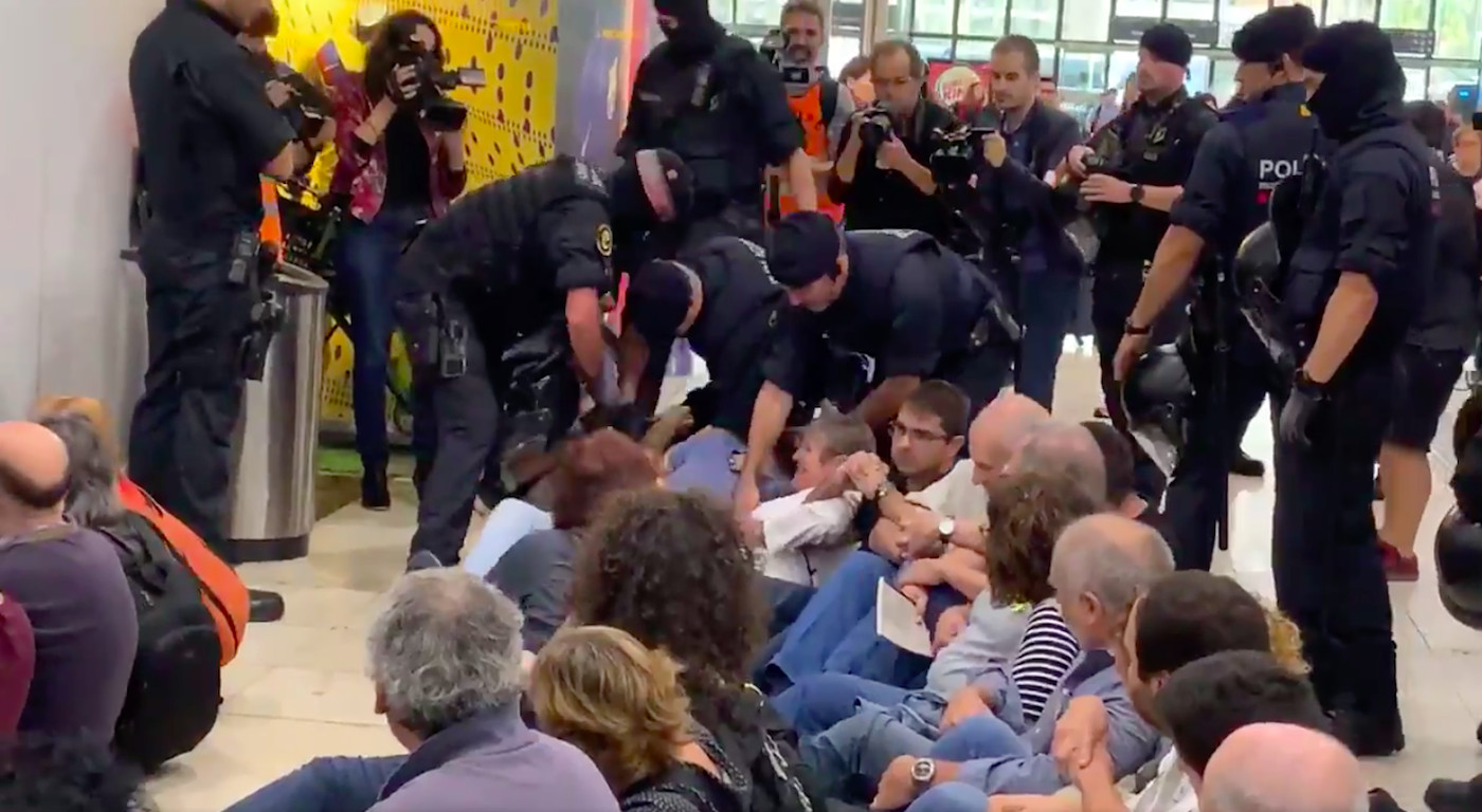 Los Mossos d'Esquadra sacando a los manifestantes de la estación de Sants en un 'arranca cebes' / TSUMANI REPRESSIU