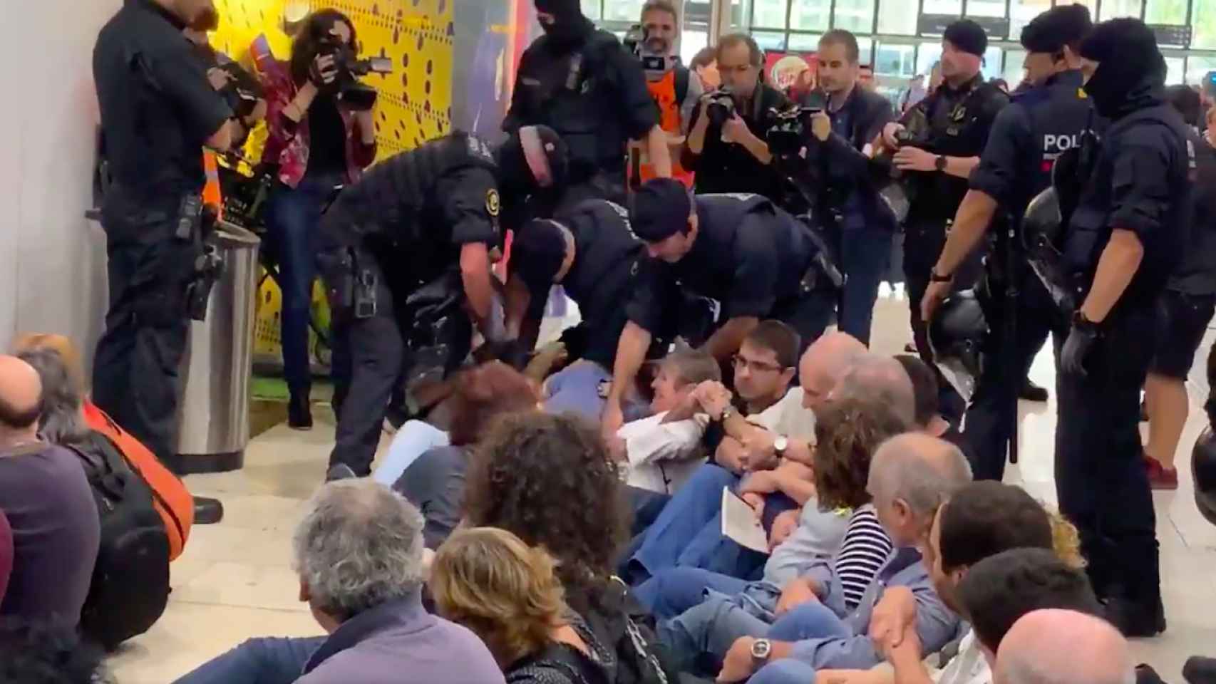 Los Mossos d'Esquadra sacando a los manifestantes de la estación de Sants en un 'arranca cebes' / TSUMANI REPRESSIU