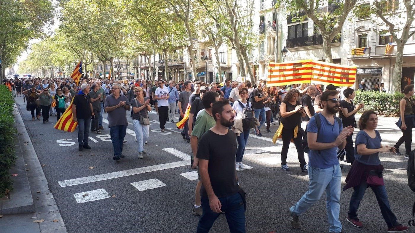 La protesta por la sentencia deriva en una marcha multitudinaria por la Gran Via de les Corts Catalanes / EUROPA PRESS