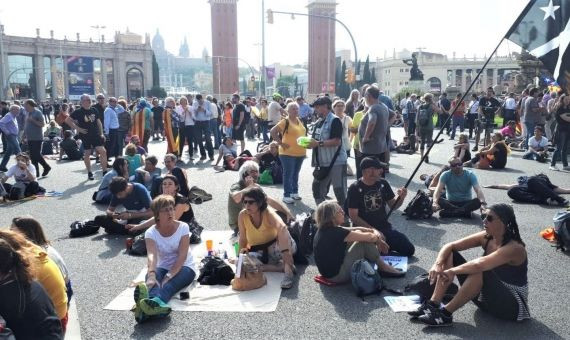 Los manifestantes haciendo picnics en la plaza Espanya