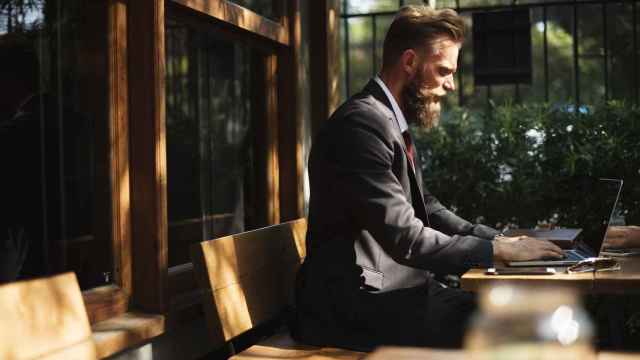 Un hombre sentado en una de las cafeterías con terraza de Barcelona / PIXABAY