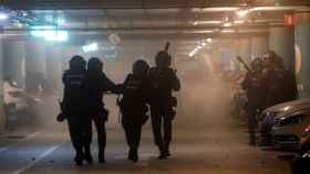Imagen de la policía durante la protesta en el aeropuerto de Barcelona / EFE- Quique García