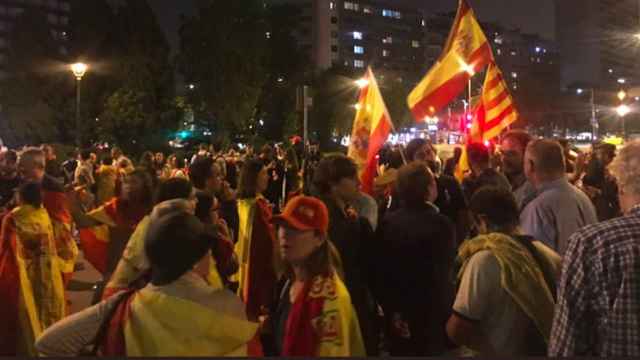 Manifestantes protestando a favor de la unidad de España en la plaza Francesc Macià / TWITTER