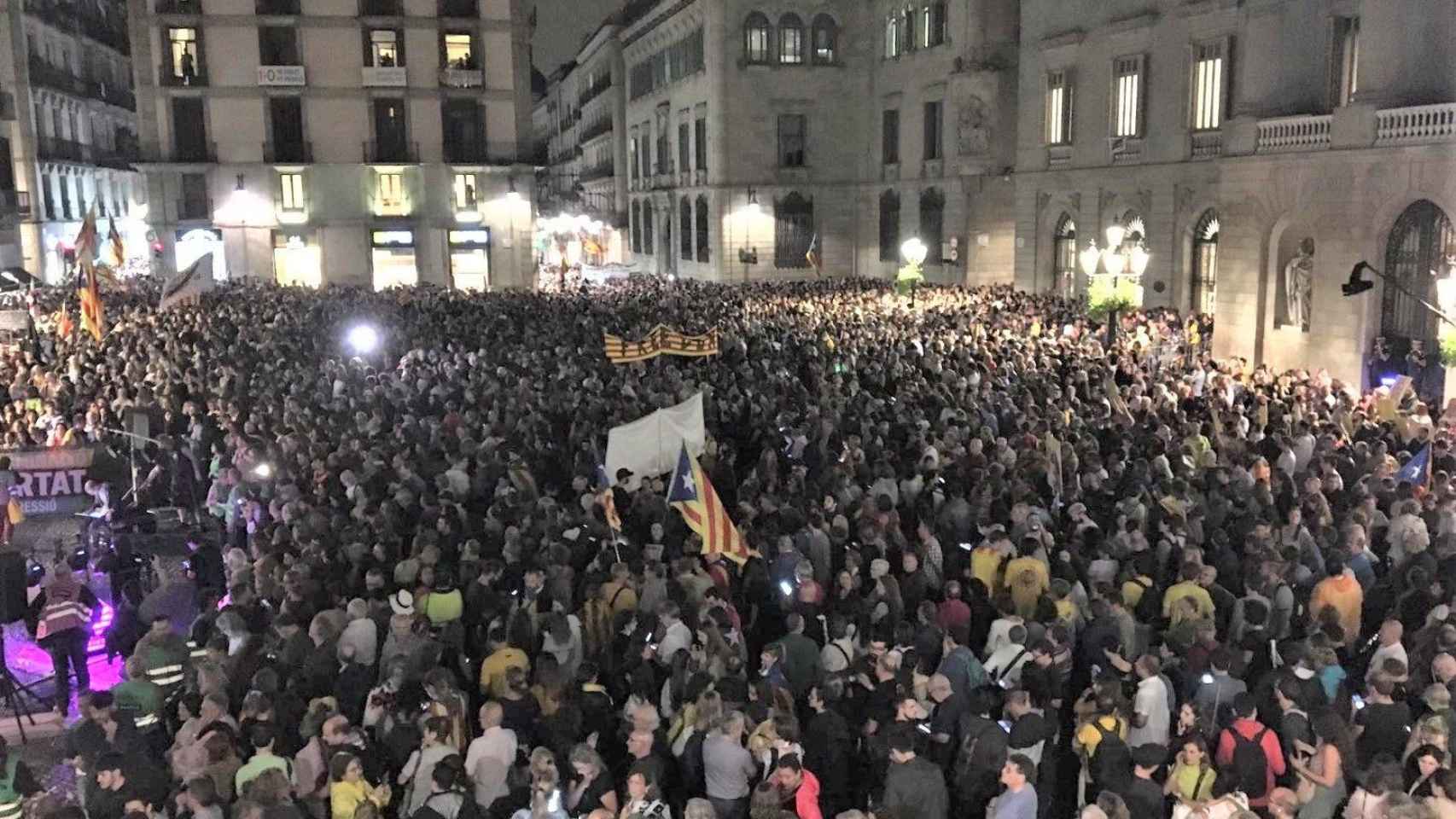 Miles de manifestantes llenan plaza Sant Jaume de Barcelona para condenar la sentencia / EP