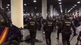 Agentes de la Policía Nacional cargan en el aeropuerto contra los manifestantes