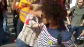 Una mujer, brutalmente agredida por un joven por llevar la bandera de España / TWITTER CRISTIAN ESCRIBANO