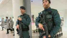 Agentes de la Guardia Civil vigilan la T-1 del Aeropuerto de Barcelona en una imagen de archivo / EFE