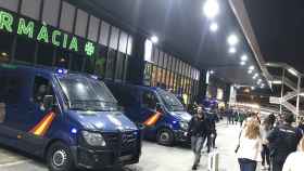 Amplio dispositivo en la Estación de Sants de Barcelona con furgones policiales