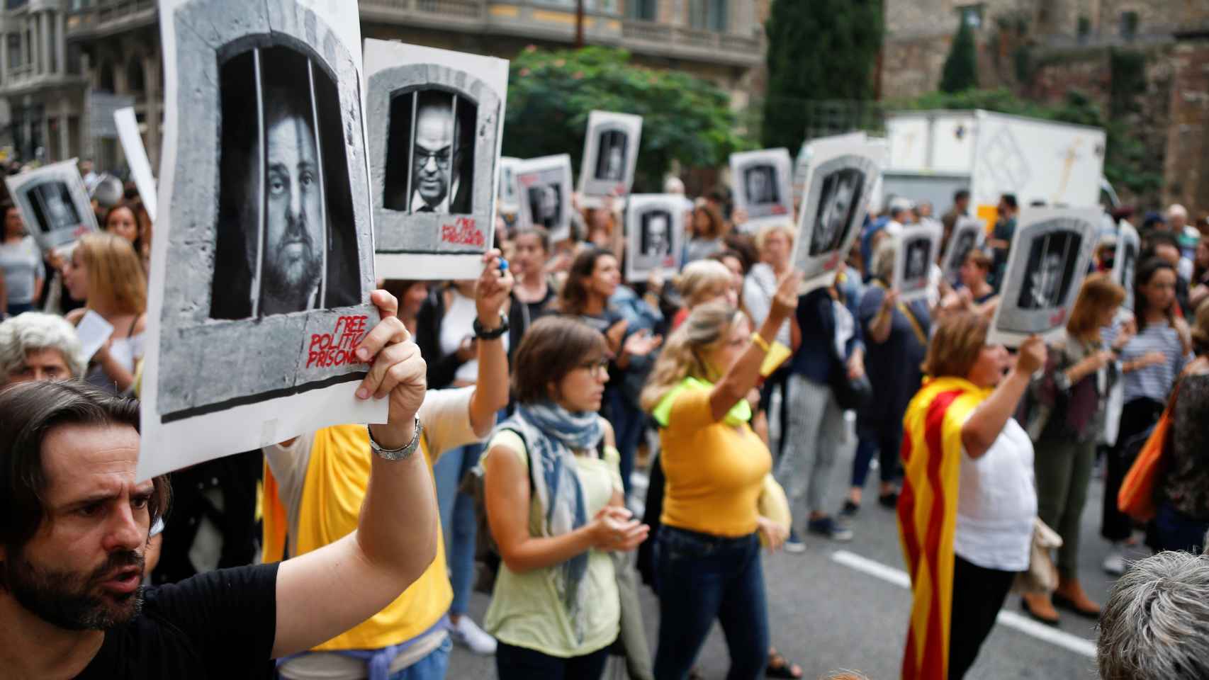 Grupos de manifestantes en el centro de Barcelona / EFE QUIQUE GARCÍA