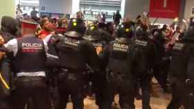Los Mossos d'Esquadra cargando contra los independentistas en el Aeropuerto de Barcelona / SERGI PINKMAN vía TWITTER