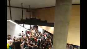 Personas entrando masivamente en la estación de Passeig de Gràcia / ALFONSO CONGOSTRINA vía TWITTER