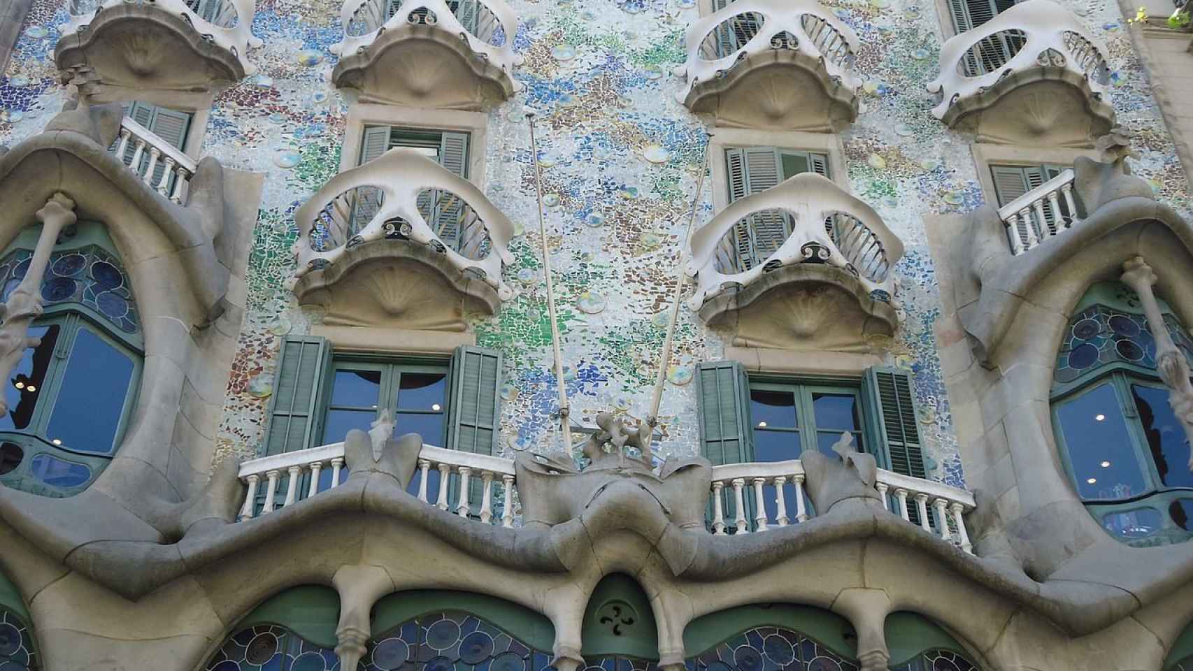 Casa Batlló, uno de los edificios que merece la pena visitar / PIXABAY
