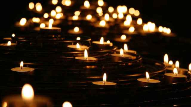 Velas que rendirán homenaje en el minuto de silencio a los mayores fallecidos