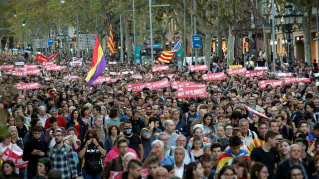 Miles de personas manifestándose en el passeig de Gràcia / EFE