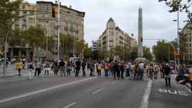 Manifestantes cortan la Diagonal, a la altura del paseo de Gràcia, este lunes / JORDI SUBIRANA