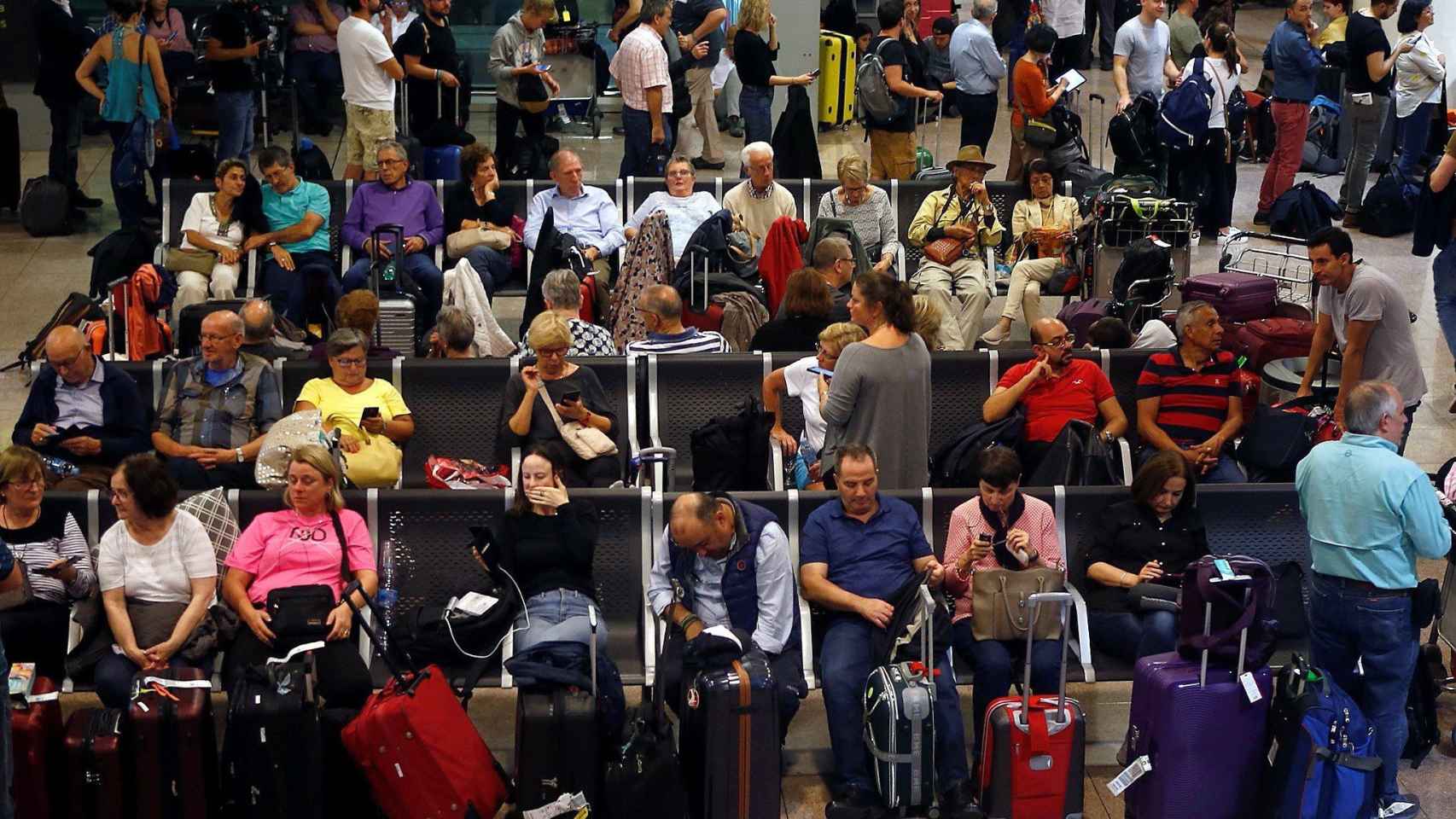 Decenas de usuarios confinados en el Aeropuerto de Barcelona / EFE