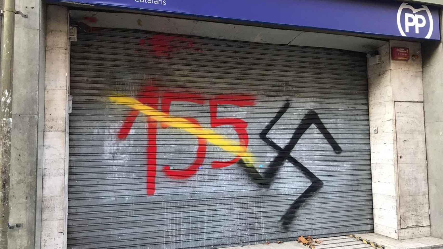 La sede del PPC de Barcelona ha amanecido con una esvástica pintada / DANIEL SERRANO