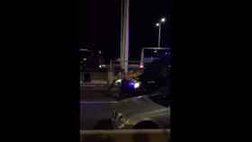 Una furgoneta de los Mossos arrastra a dos manifestantes este lunes / TWITTER SERGI C