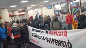 Manifestantes, este martes en la estación de Rodalies de Mataró / TWITTER MATARÓ NOTICIES