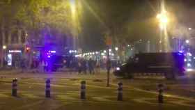 Furgonetas de los Mossos d'Esquadra dando vueltas en círculos para que los disturbios no lleguen a los Jardinets de Gràcia / MA