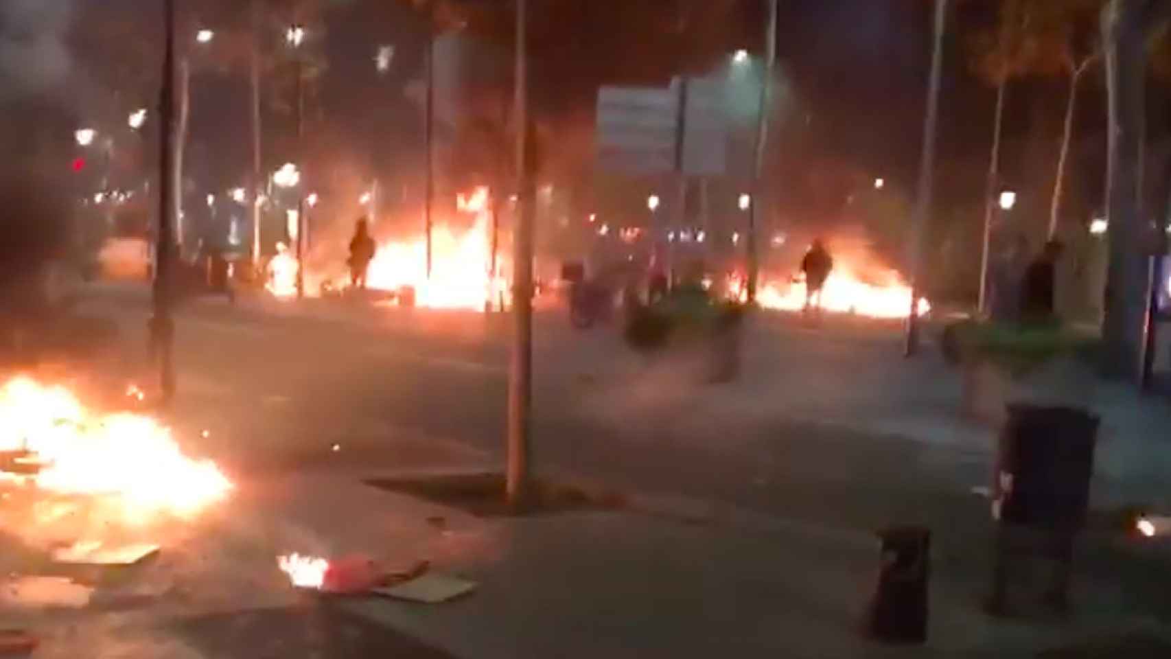 Una imagen de paseo de Gràcia llena de hogueras y barricadas / MA