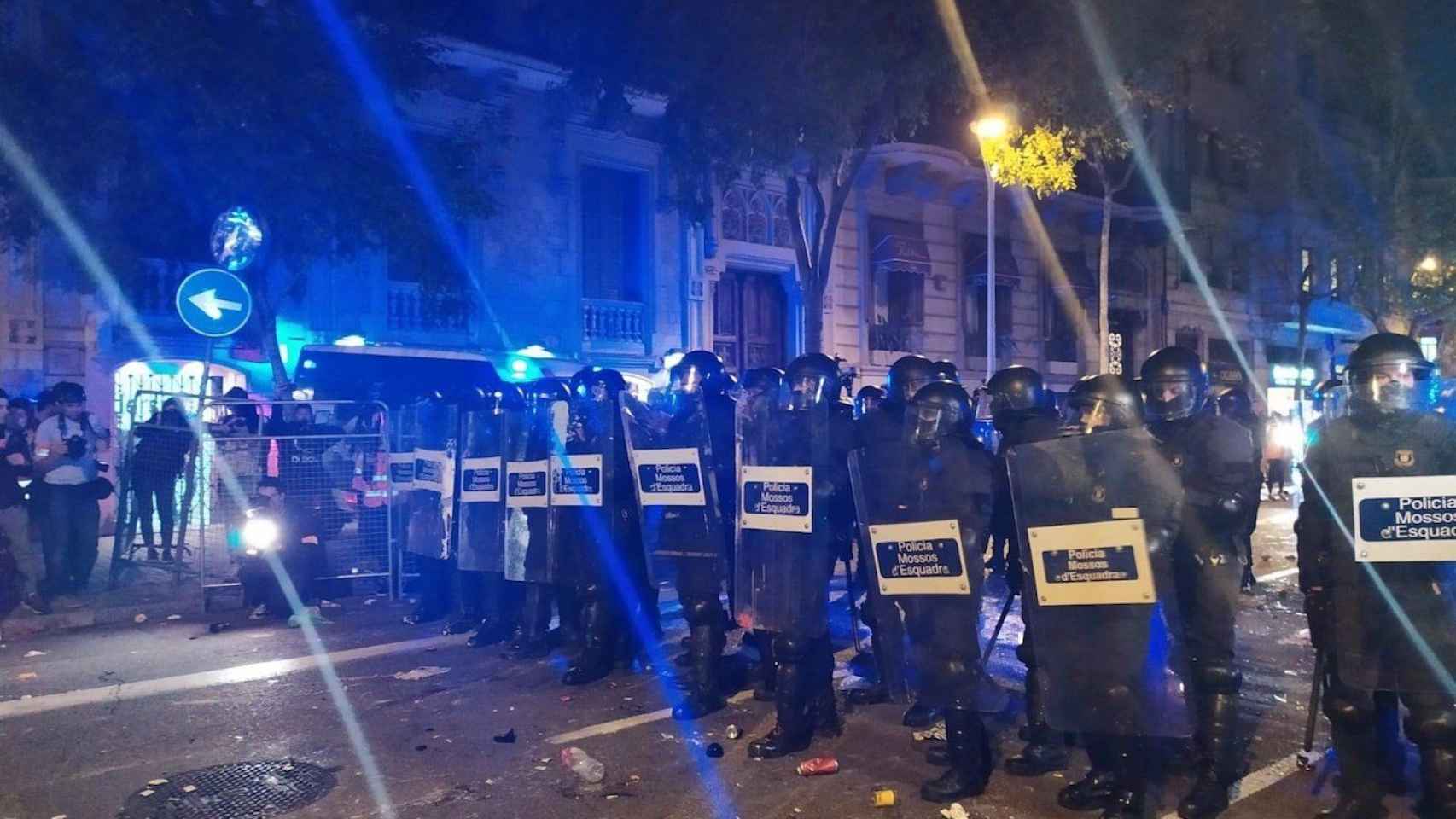 Mossos d'Esquadra antidisturbios preparándose para cargar contra los manifestantes / EUROPA PRESS