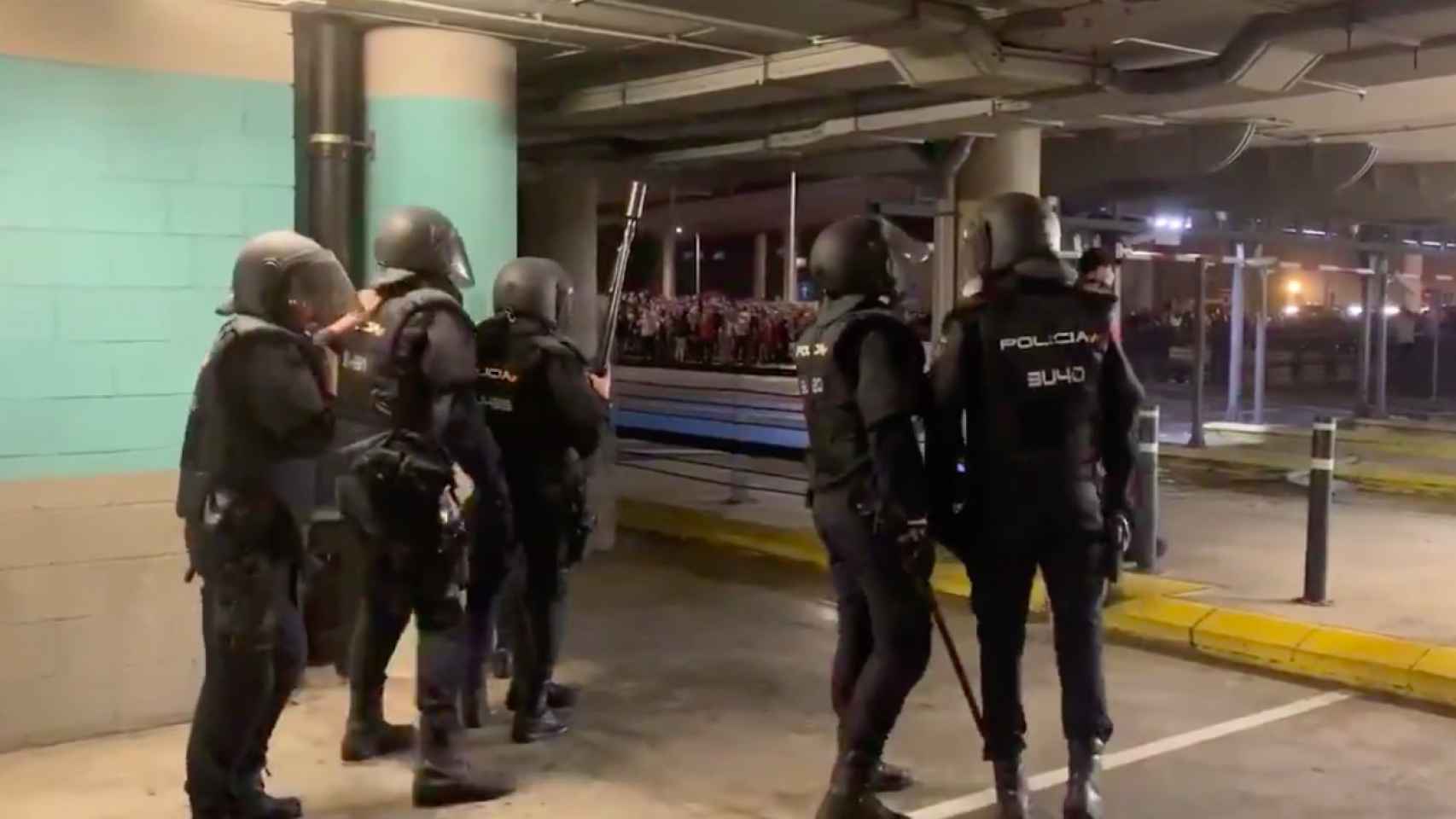 Varios policías en el Aeropuerto de Barcelona