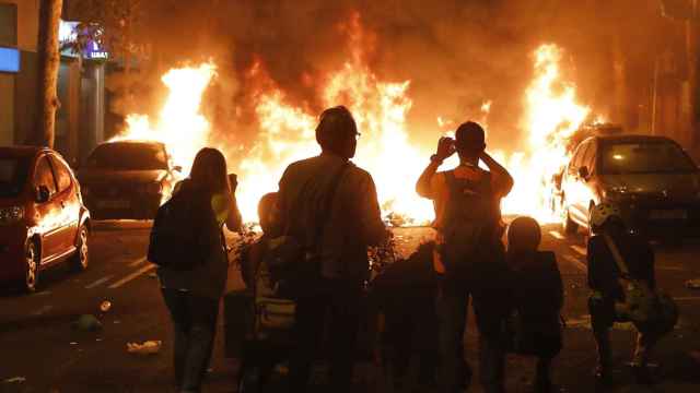 Una barricada de fuego durante los disturbios de Barcelona / EFE