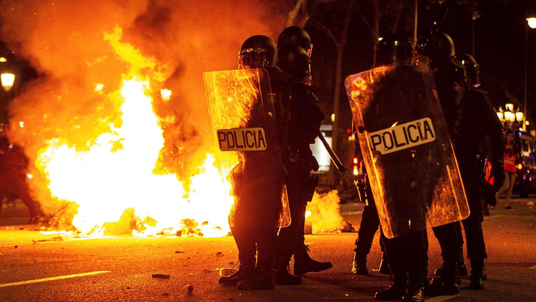 Efectivos policiales durante los disturbios en la Delegación del Gobierno de Barcelona / EFE - Enric Fontcuberta