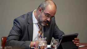 El conseller de Interior, Miquel Buch, que ha informado del cierre de espacios comerciales y de ocio en Cataluña / EFE