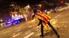 Un manifestante lanza objetos en Barcelona / EFE