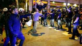 Un grupo de ultras increpa a los Mossos en Sarrià / EUROPA PRESS