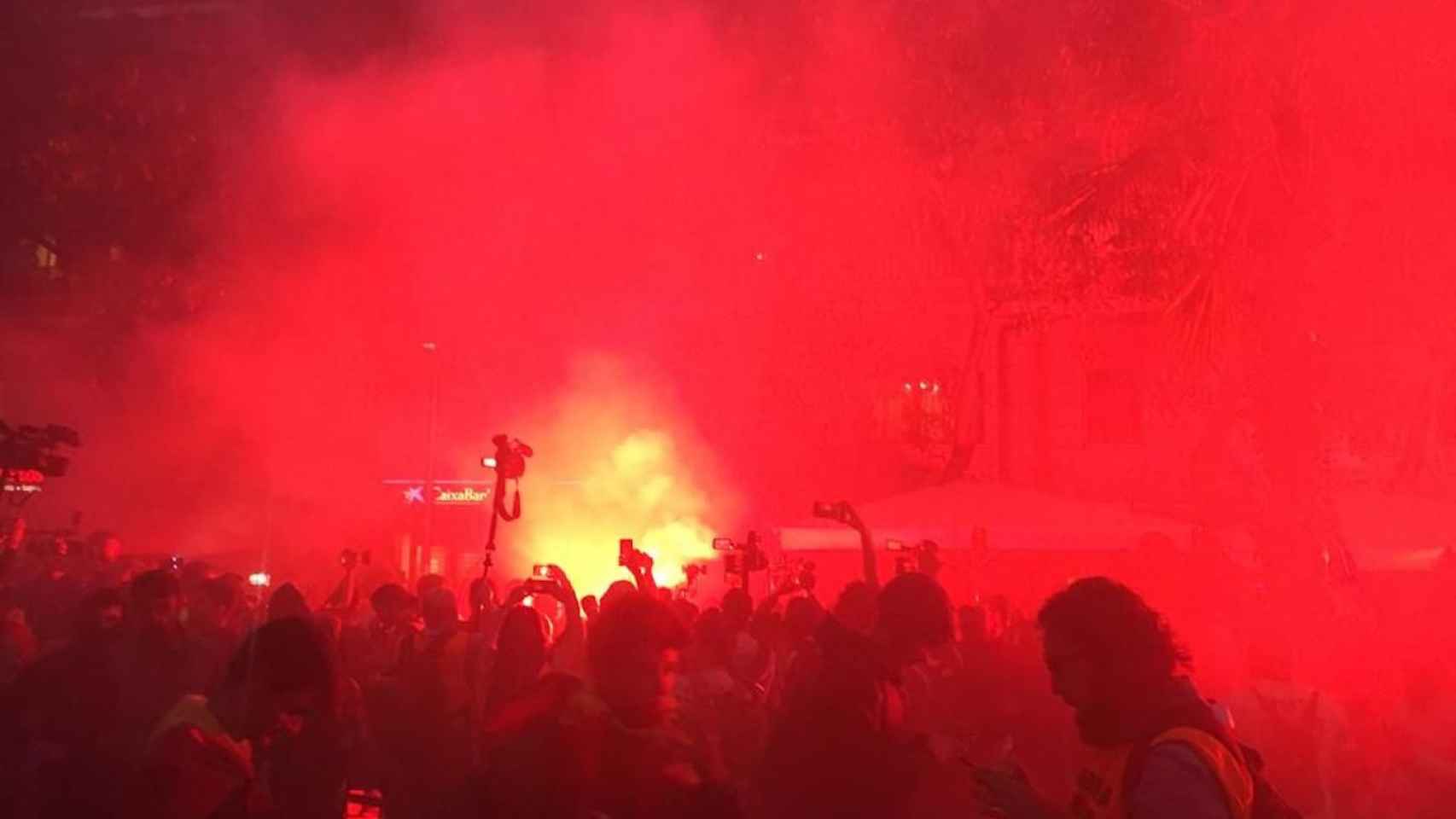 Manifestantes ultras encienden bengalas en la plaza Artós / ALBA LOSADA