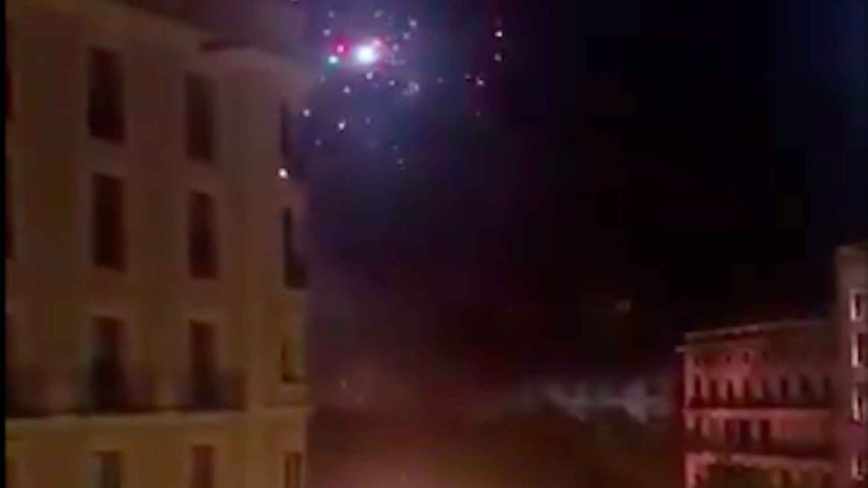 Imagen del momento preciso en que el helicóptero es alcanzado por un cohete lanzado por los manifestantes / TWITTER