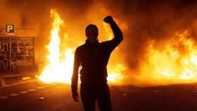 Imagen de un manifestante enfrente de una hoguera durante la protesta de los CDR / Europa Press- David Zorrakino