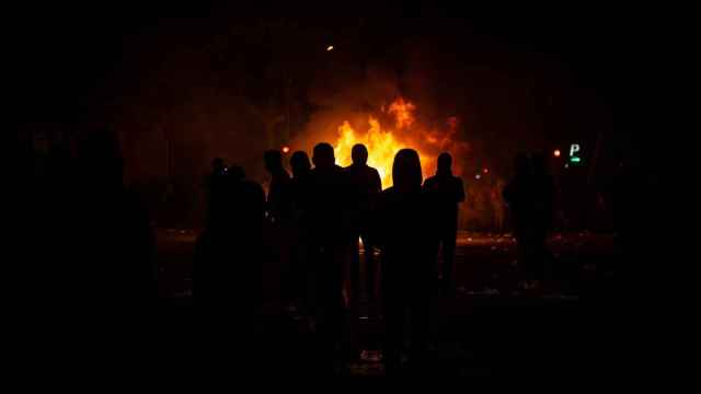 Manifestantes prendiendo fuego en plena calle de Barcelona / EP