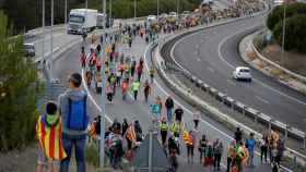 Manifestantes de una 'Marcha por la Libertad' cortan una autopista en dirección a Barcelona / EFE