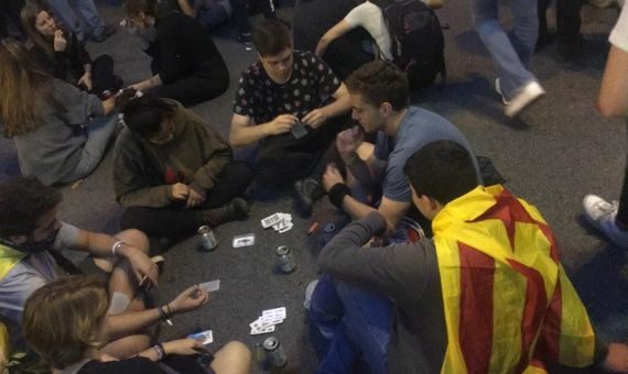 Un grupo de jóvenes juega a cartas en Jardinets de Gràcia / PAULA BALDRICH