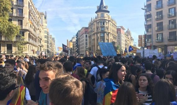Los estudiantes arrancan la manifestación en plaza Universitat / ALBA LOSADA