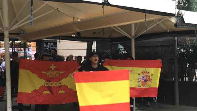 Los ultras de Artós desafiando a los independentistas con banderas ante la presencia de los mossos en Barcelona / ALBA LOSADA