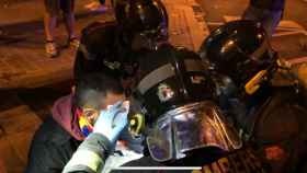Los bomberos atienden a un manifestante herido / ROGER VILÀ