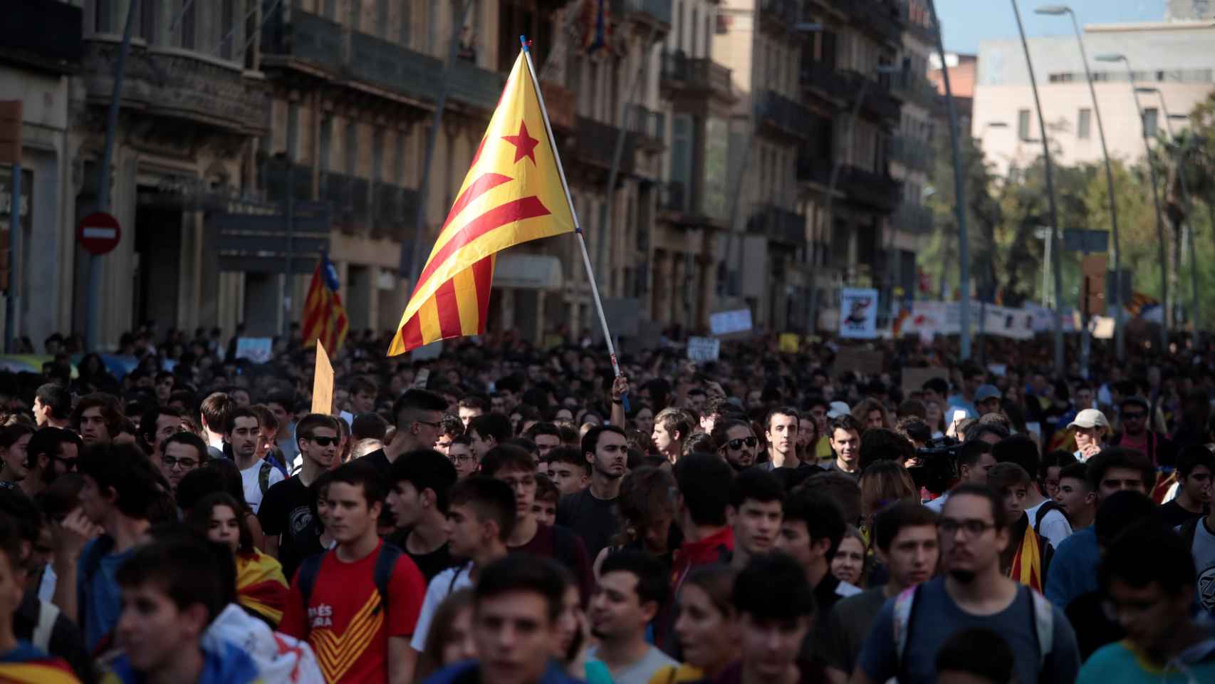 Miles de estudiantes se manifiestan en el centro de Barcelona / EFE