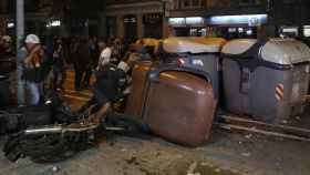 Contenedores tumbados junto a manifestantes en Barcelona / EFE
